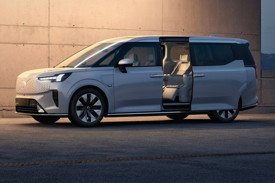 Volvo er klar med en luksuriøs minibus - Den nye EM90 er lækker