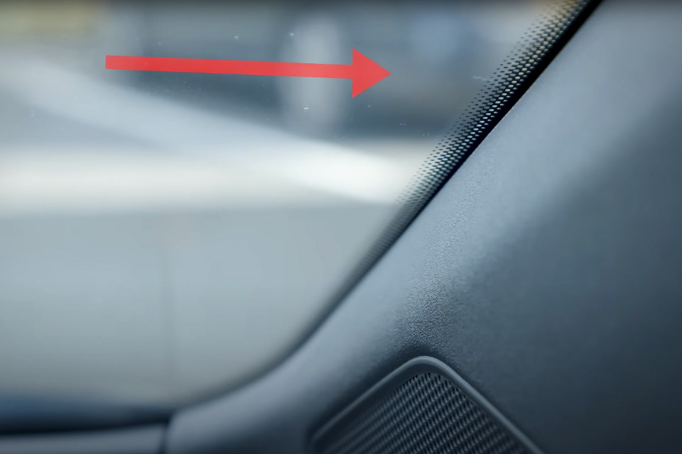 Hvad gør de sorte prikker på bilruden egentlig?