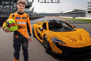 Lando Norris rykker en McLaren P1 af LEGO rundt på Silverstone