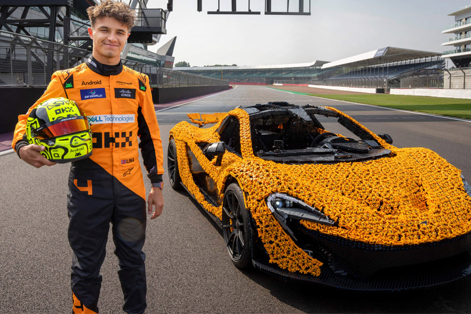 Lando Norris rykker en McLaren P1 af LEGO rundt på Silverstone