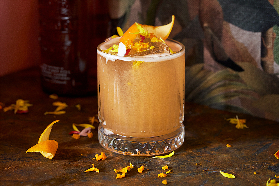 Sådan laver du en Naked Sour whiskydrink