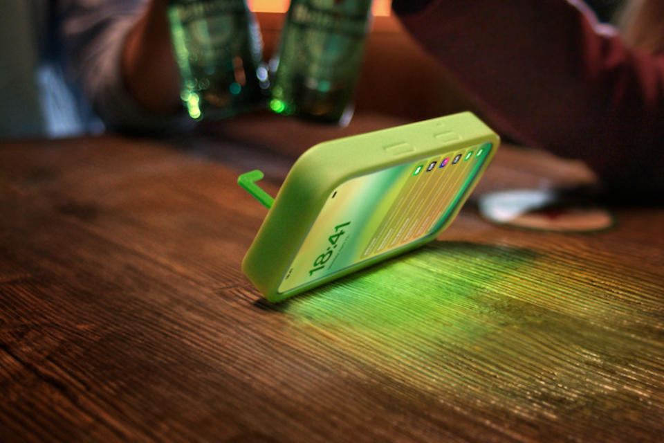 Heinekens cover vender mobilen om, når du skåler med gutterne