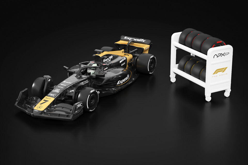 Brad Pitts F1-racer rammer skrivebordet