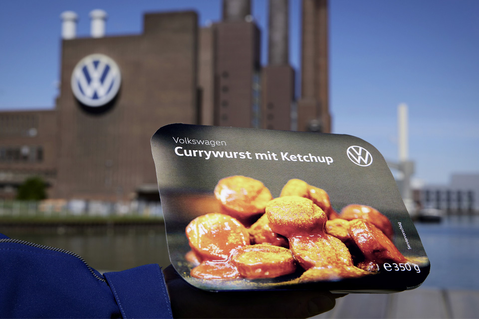 Volkswagens currywurst er klar som færdigret