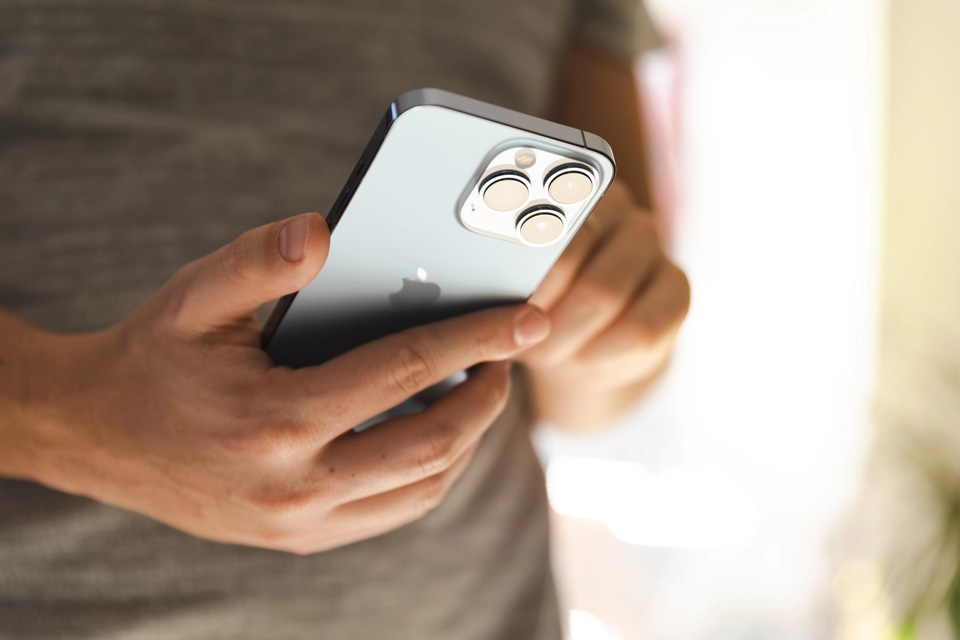 Giv din iPhone 13 Pro maskulin kant – beskyttelse med æstetik og funktionalitet