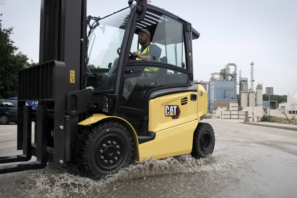 ‭ Power på gulvet – moderne gaffeltrucks‬ ‭ til krævende opgaver‬