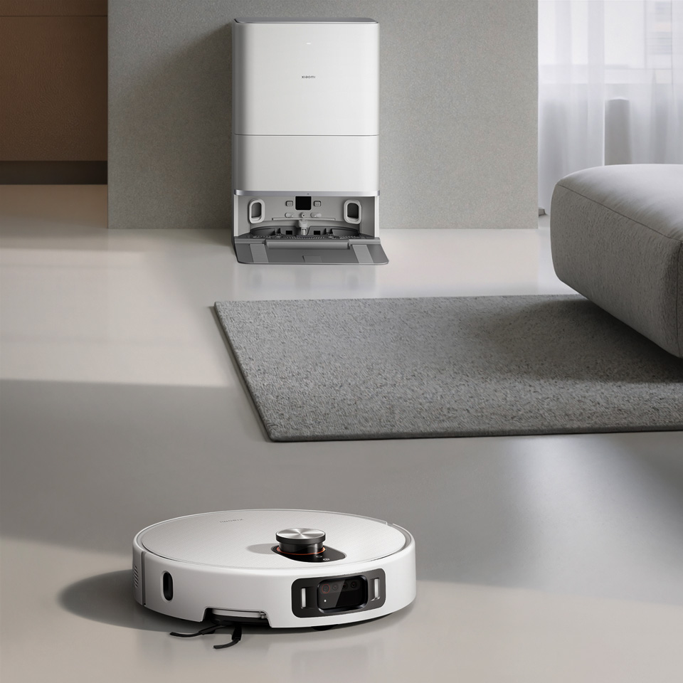 Xiaomi Robotstøvsuger 5 Pro foran sin hvide, selvrensende basestation.