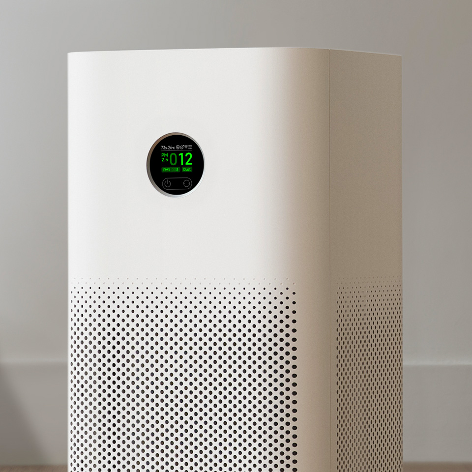 Det lysende display på luftrenseren, der viser PM2.5 målinger og bekræfter den intelligente overvågning af indeklimaet.