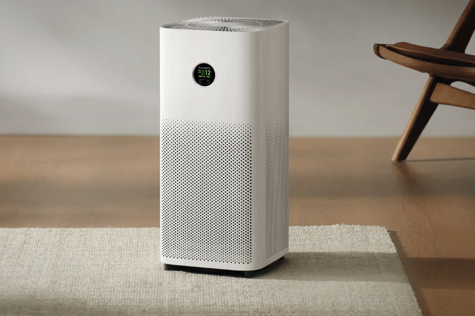 En hvid Xiaomi Mijia Smart Air Purifier 6 placeret på et lyst tæppe i en moderne stue.